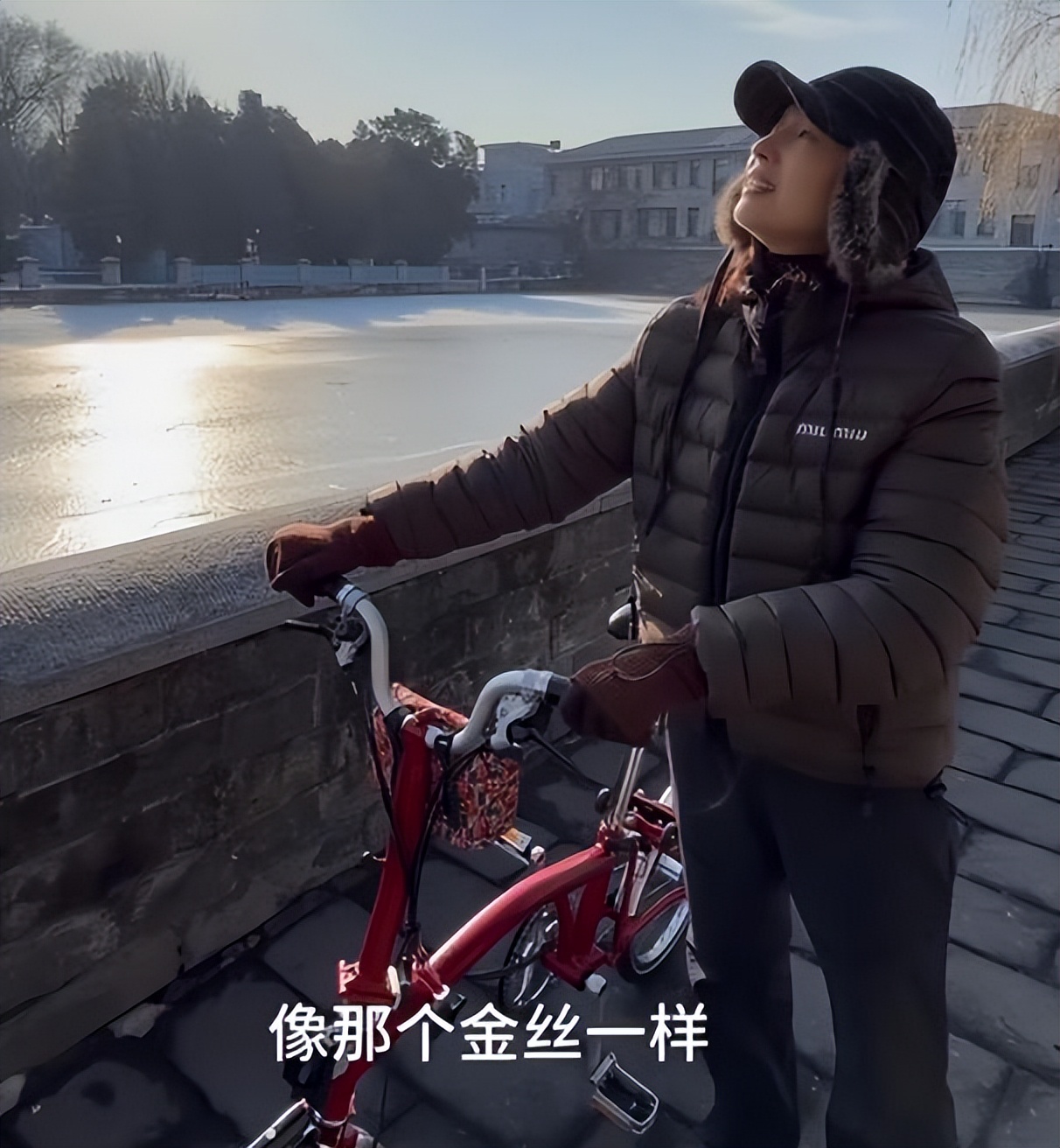 离婚十年，45岁董洁天安门骑行，大口吃肉穿2w羽绒服，生活很潇洒