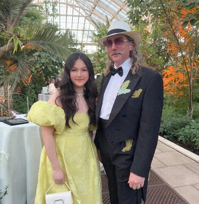 49岁李湘英国看马赛，母女俩穿装引热议，被嘲像两个老姐妹