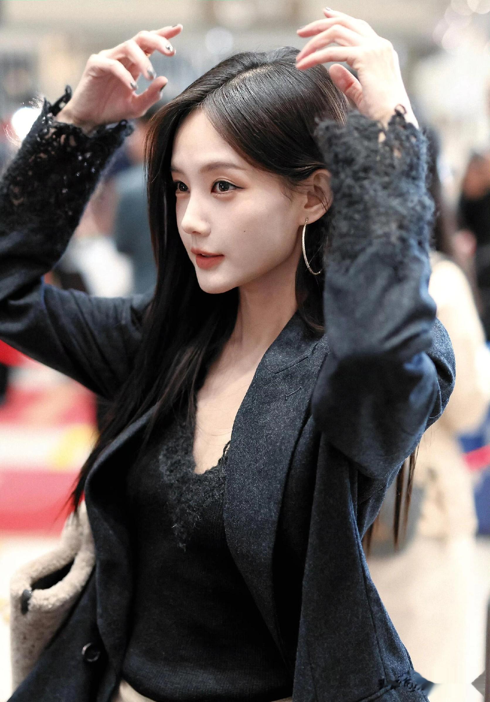 李一桐出发米兰时装周，穿灰色蕾丝边西服，溢出屏幕的姐感好美