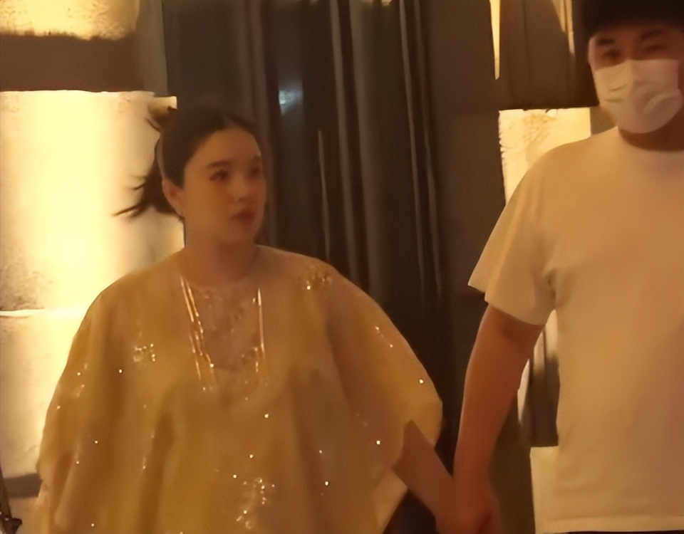 阚清子被曝生畸形儿4天，医院发声，信息量大，3个疑问解开了