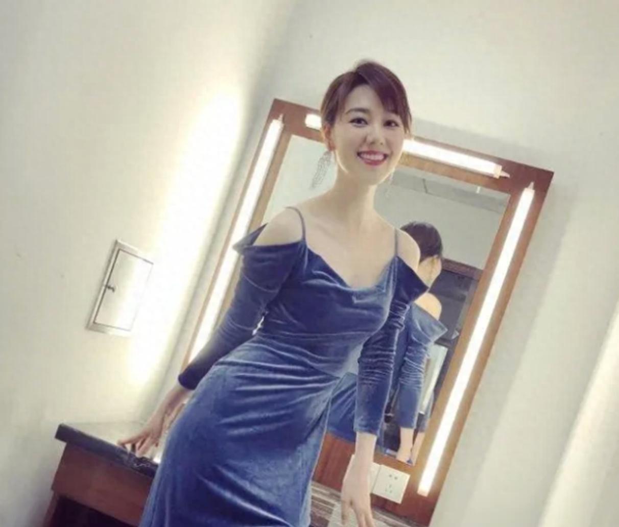 上海美女主持王冠：住三层豪华别墅，42仍像24，和丈夫像两代人