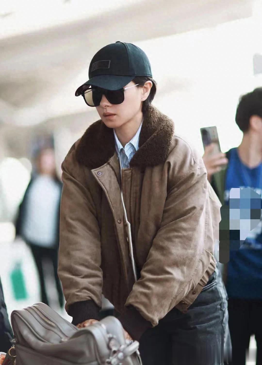 万茜剪了超短发后真时髦！棕色夹克+牛仔裤+厚底靴，高级又洋气