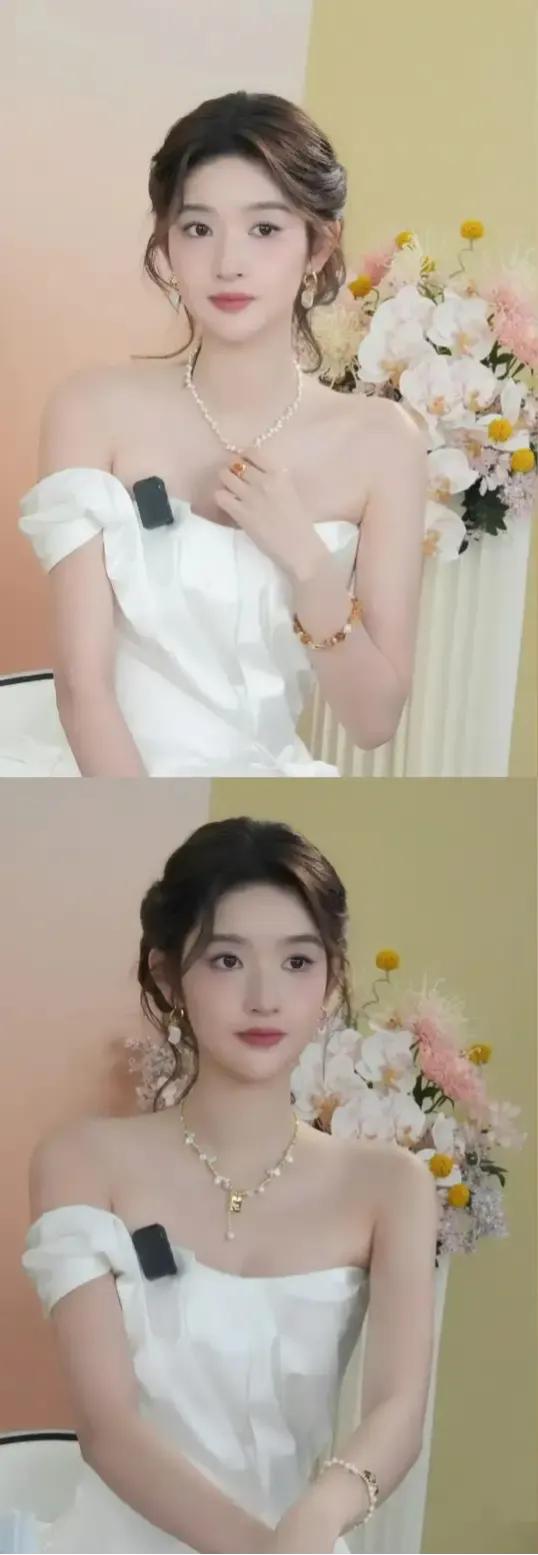 王玉雯直播造型，白色露肩裙配精致项链，优雅又迷人