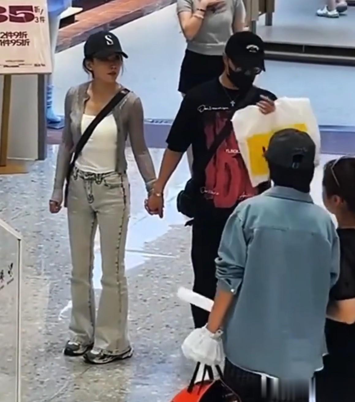 54岁汪峰机场抱着35岁森林北不撒手,恋爱一年仍如连体婴好腻歪