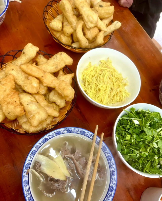 45岁陈乔恩现身南阳,喝牛肉汤配小油条,大口吃面毫无偶像包袱