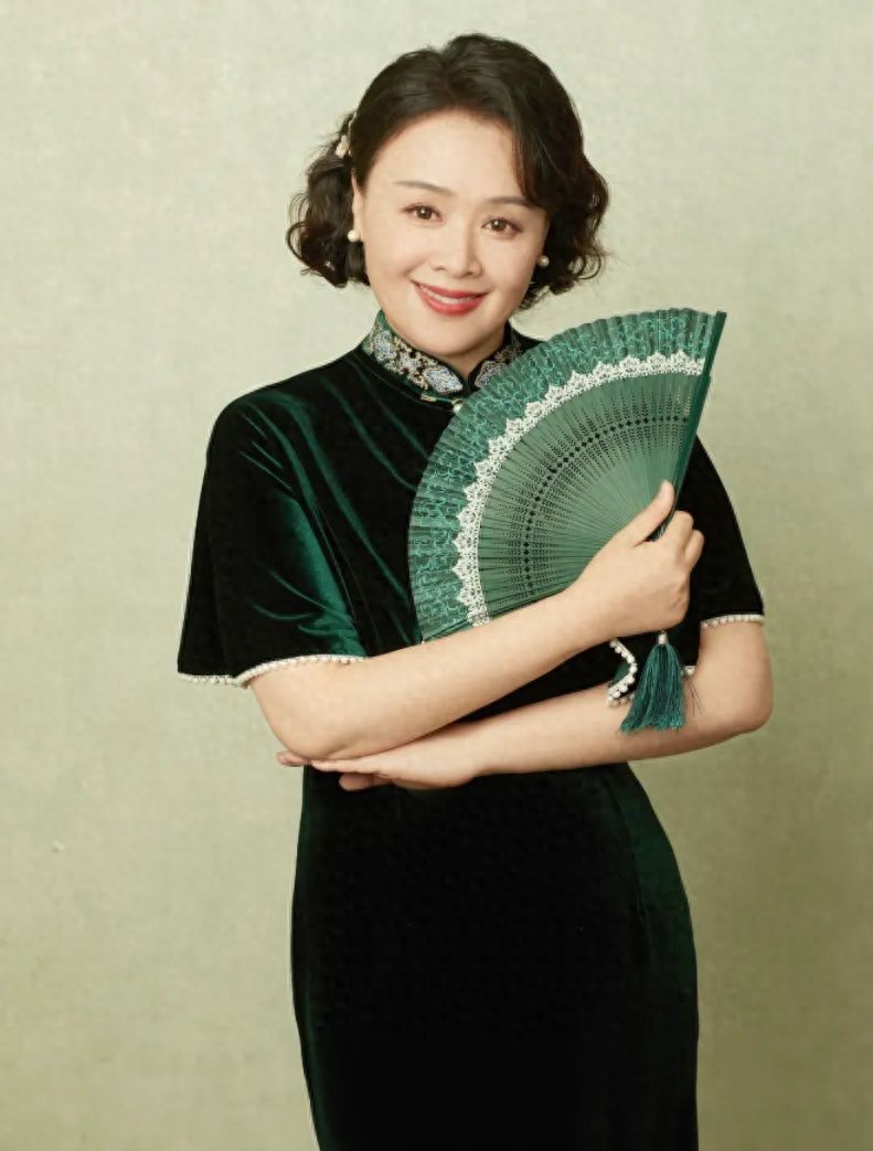 她是海清同班同学,演技好,长得漂亮,嫁清华大学教授恩爱至今