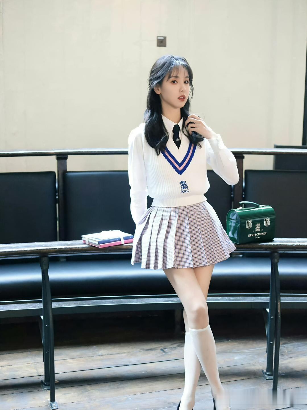英伦学院风天花板！陈都灵白短丝造型太绝了