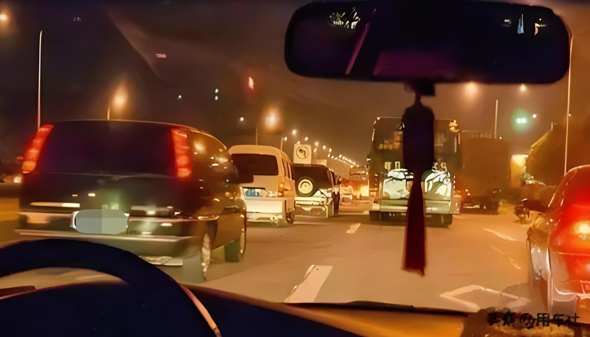 夜间跑高速，究竟打开远光灯还是近光灯？弄错很危险