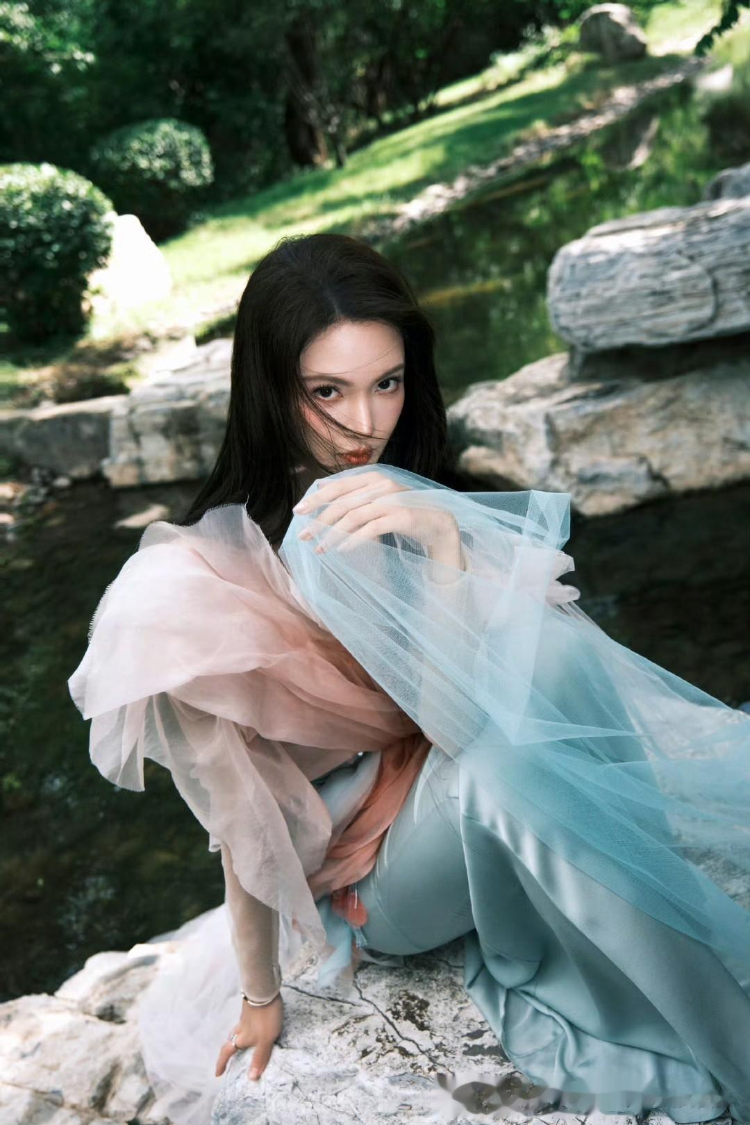 金晨，纱裙灵动，山林中的绿野精灵 ???