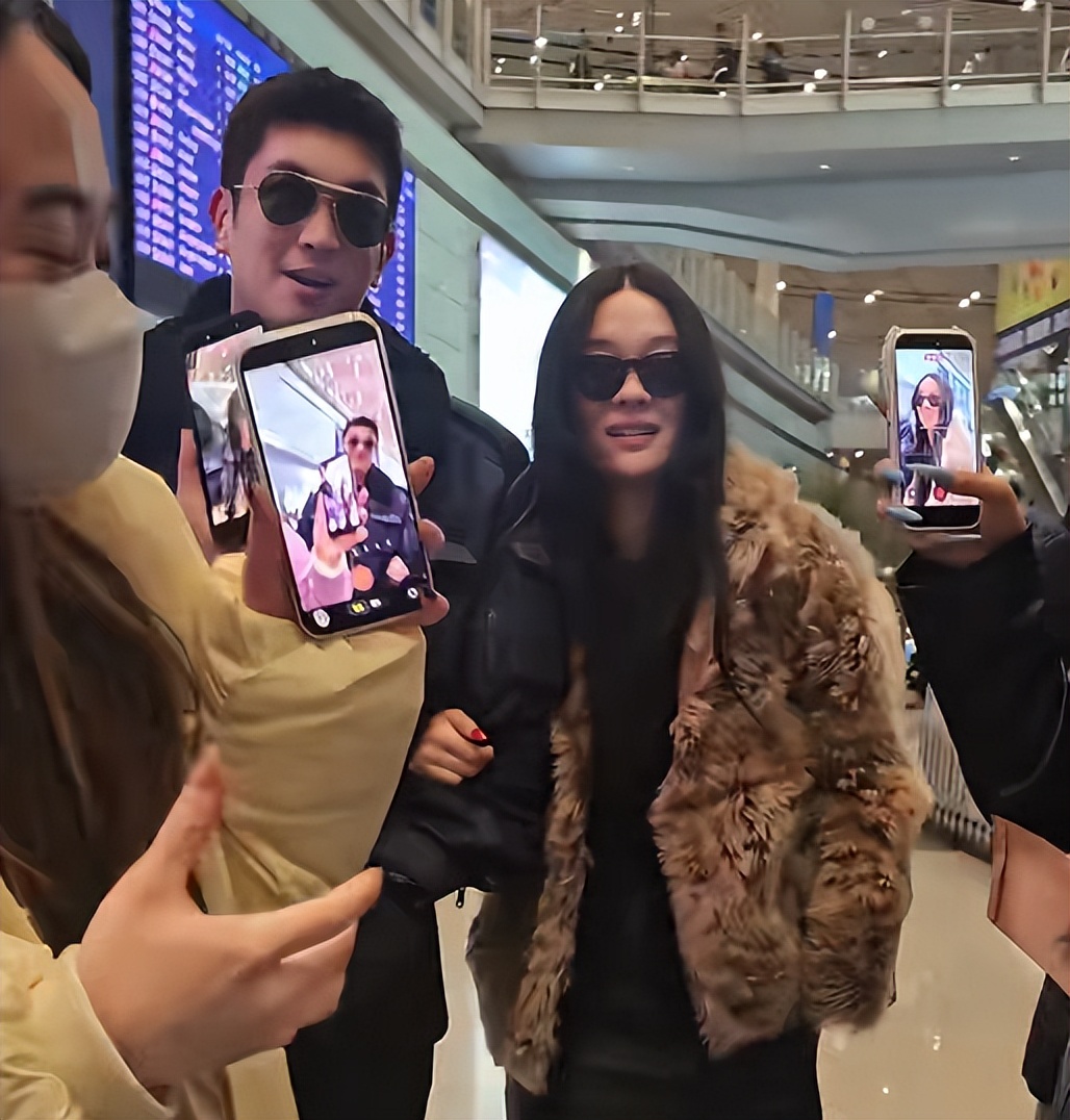 45岁霍思燕跟杜江同框回京，皮草配靴子穿搭老土，五官男相认不出