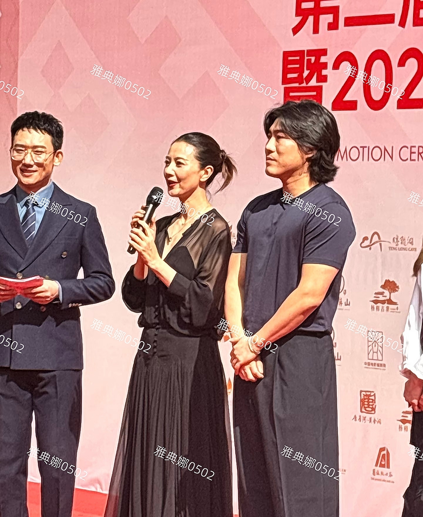 高圆圆本人并不年轻，虽然皮肤松弛皱纹明显，但胜在耐看 有气质!