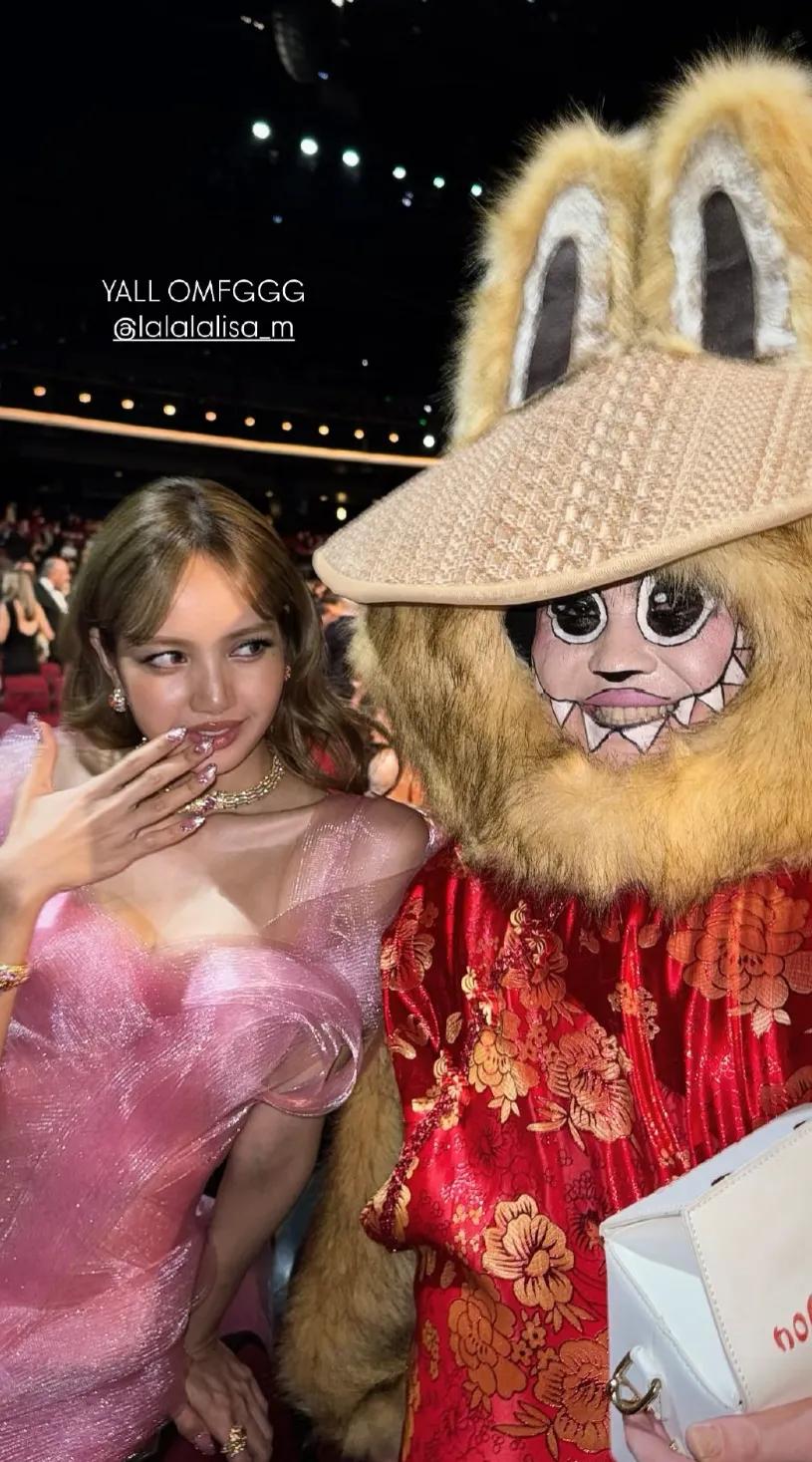 Lisa穿粉色纱裙走艾美奖红毯，全场宠她，气质没有给她提裙的人好