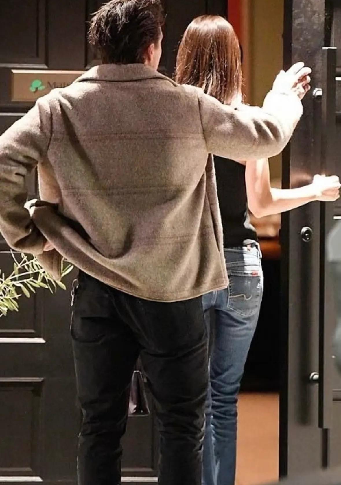 大布妮可拉最新街拍，妮可拉又踩15cm高跟鞋出门，大布罗圈腿太丑