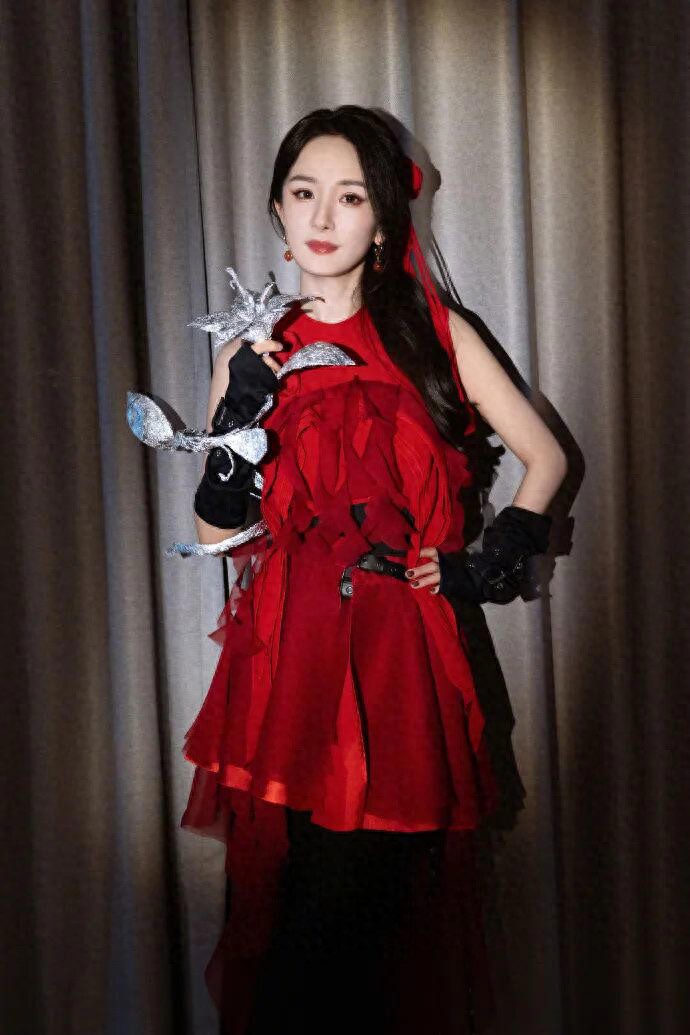 杨幂新妆造引热议，红裙衬托五官灵动，颜值比雪见时期更高一筹