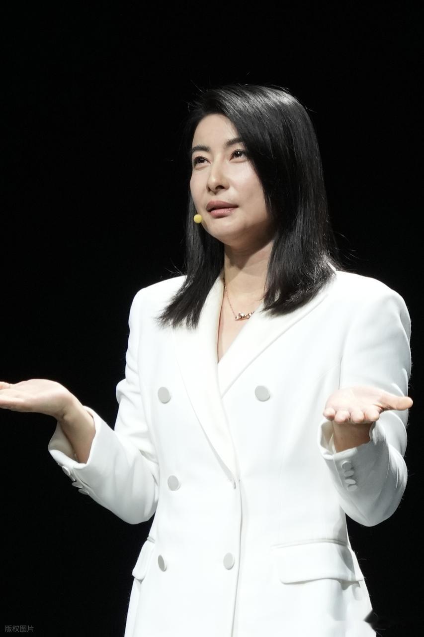 郭晶晶章泽天出席香港科学晚宴，同是豪门阔太，却都不忘自我发展