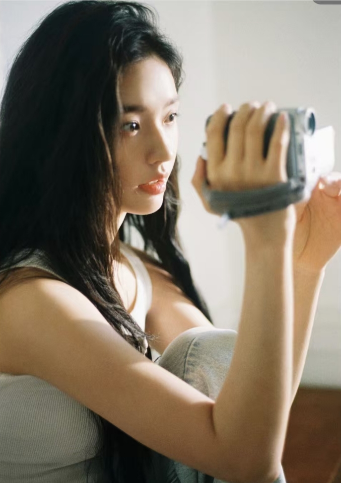 林允自曝当前体重94斤,穿背心秀马甲线,锁骨窝能放鸡蛋又瘦又美