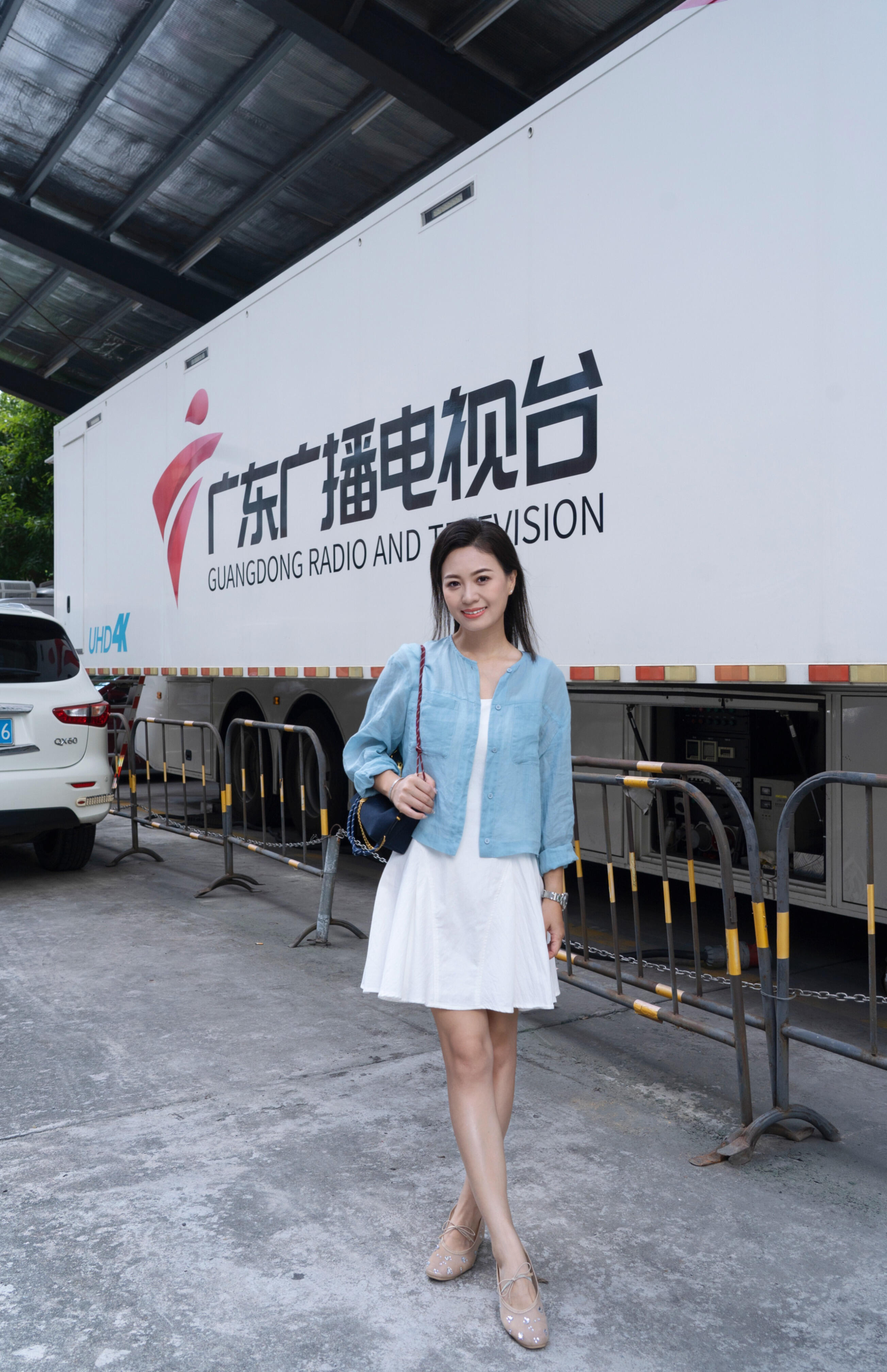 广东省台主持人邓莹上班美拍,小裙子穿搭真有活力