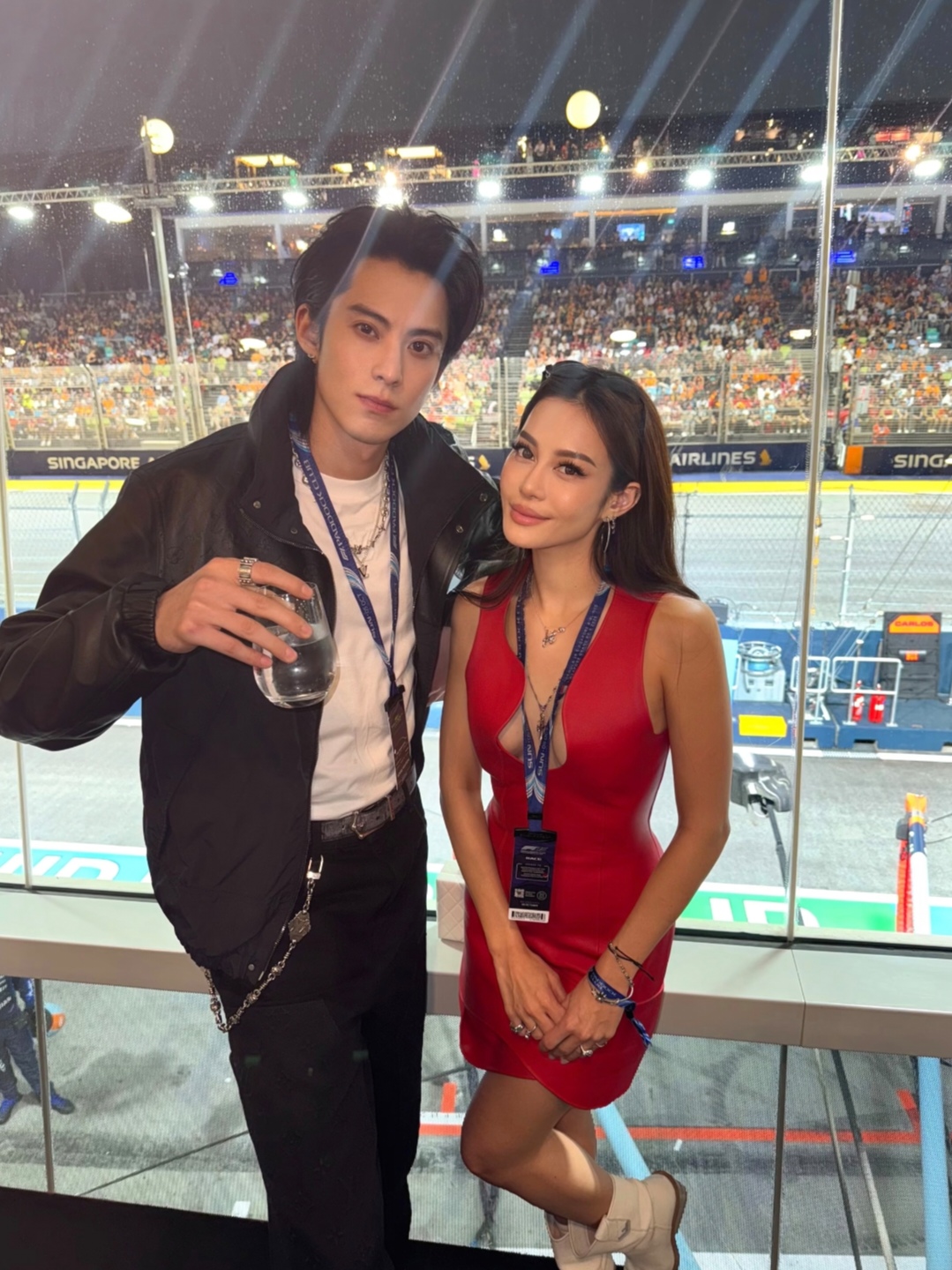 徐子淇与李家诚现身新加坡,火辣造型凸显好身材,大双眼皮不自然