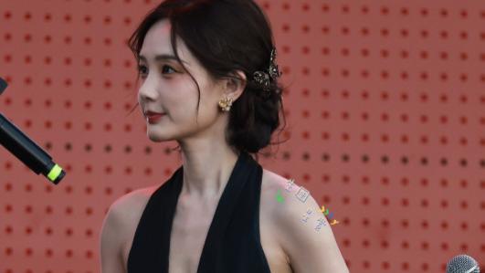 芭莎之夜，大深V的戚薇和李一桐，败给了穿高叉裙的古力娜扎