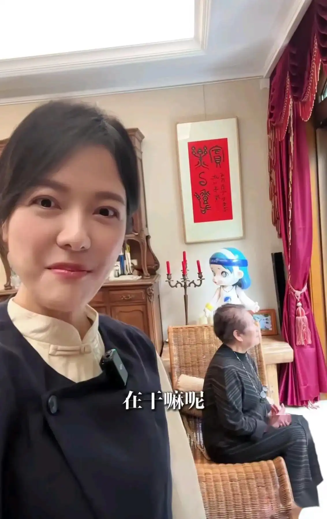 杨乐乐过母亲节，别墅内景曝光，上下3层很阔气，墙上挂满藏品