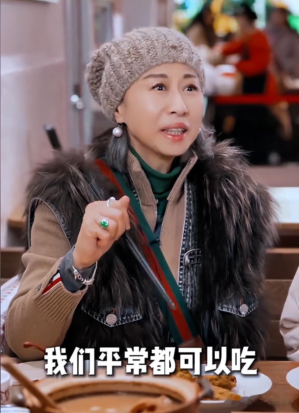 78岁林子祥和叶倩文武汉过早，男方神情呆滞，脖上密集斑点引注意