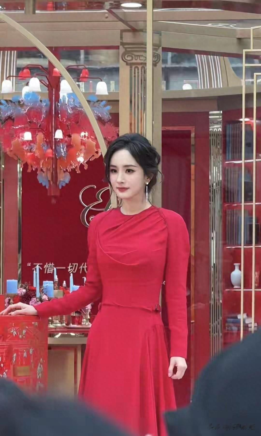 杨幂一袭红裙现身深圳，妈咪级别颜值封神，路人看呆直拍