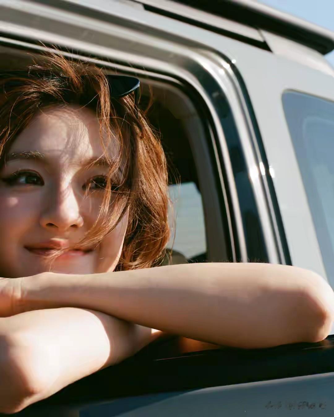 李兰迪26岁生日照释出，穿红抹胸秒变酷飒御姐，沙漠追风热辣出圈