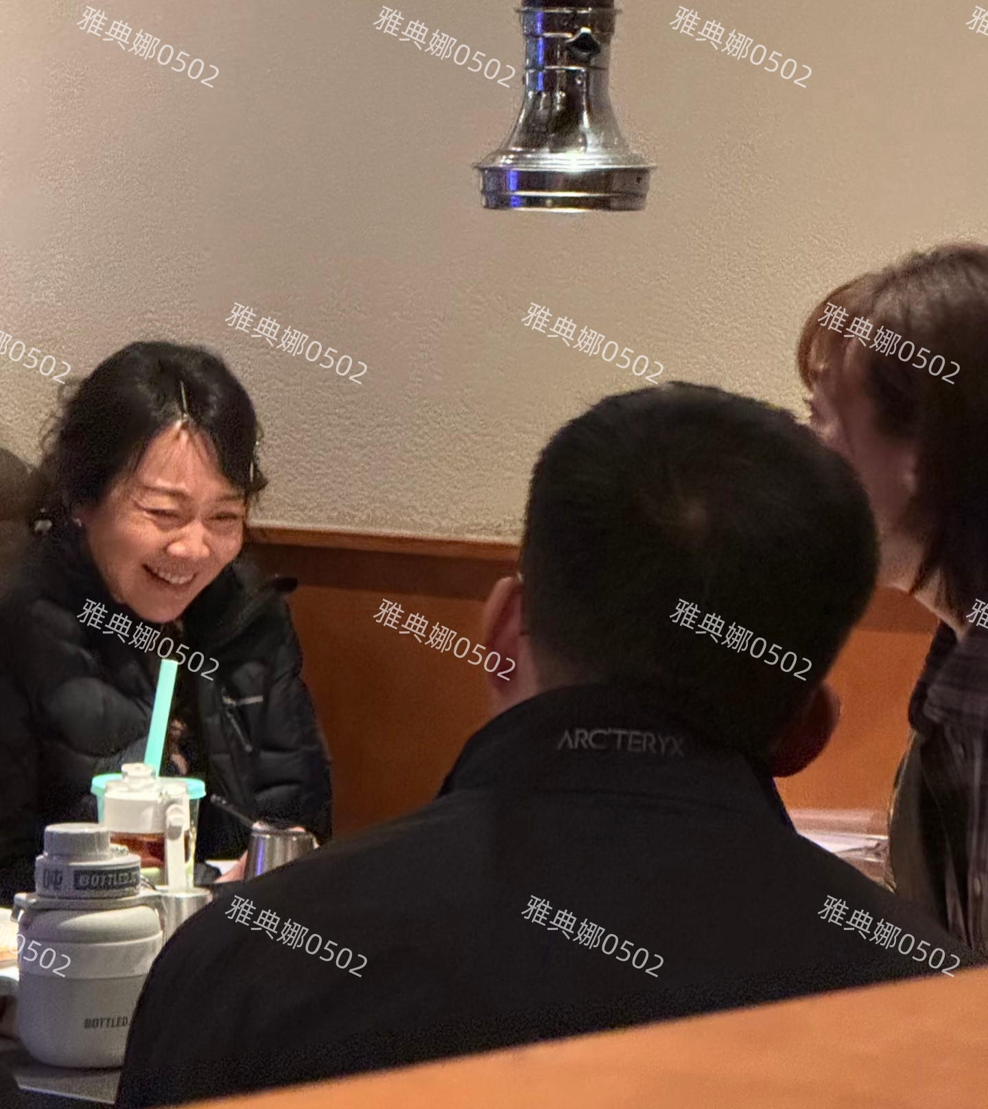 闫妮任素汐烤肉店里嗑瓜子,闫妮喝饮料状态都松弛得像喝酒一样美