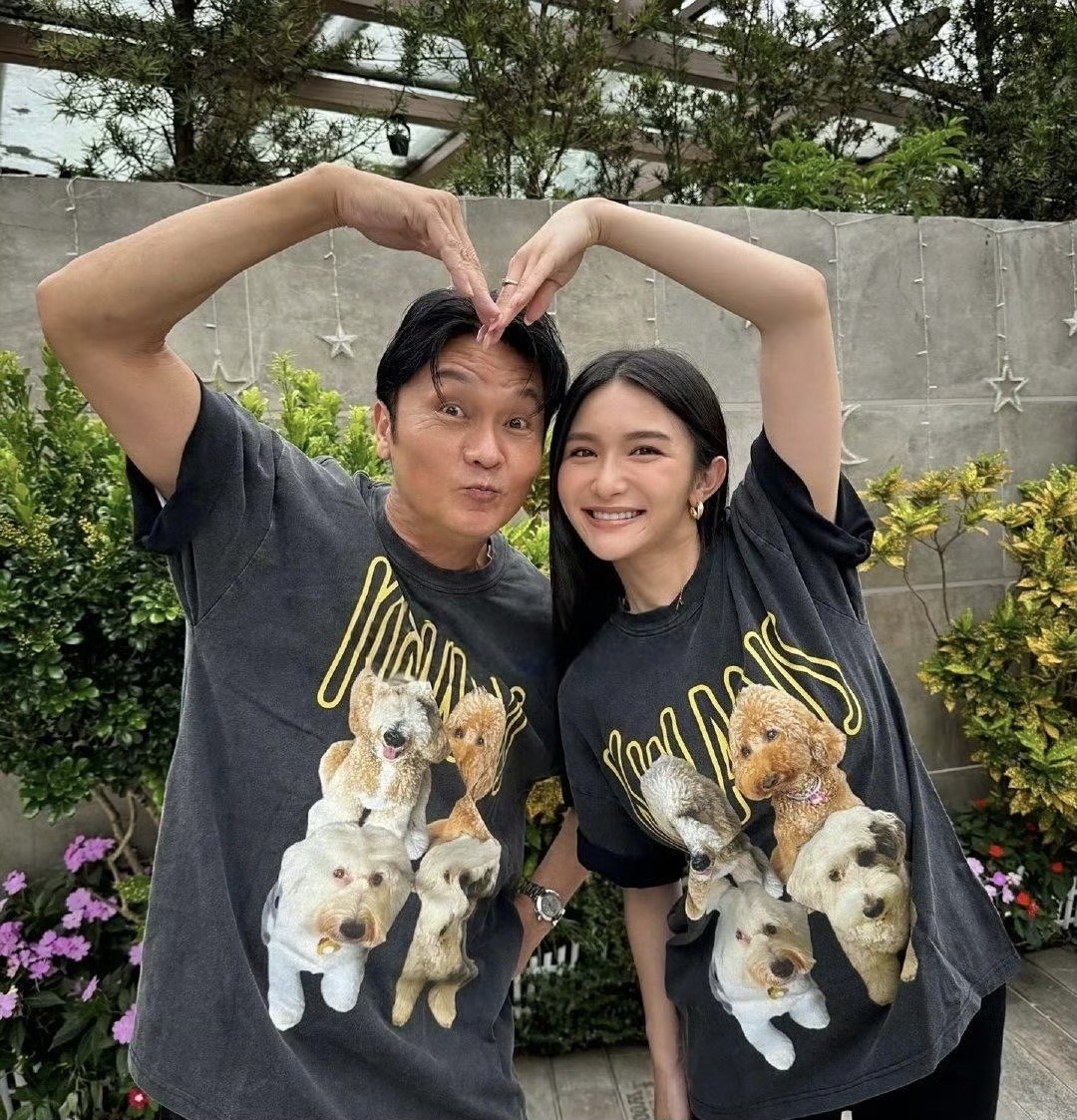 香港知名星二代大秀恩爱!与帅气男友对镜互动,被曝二人好事近