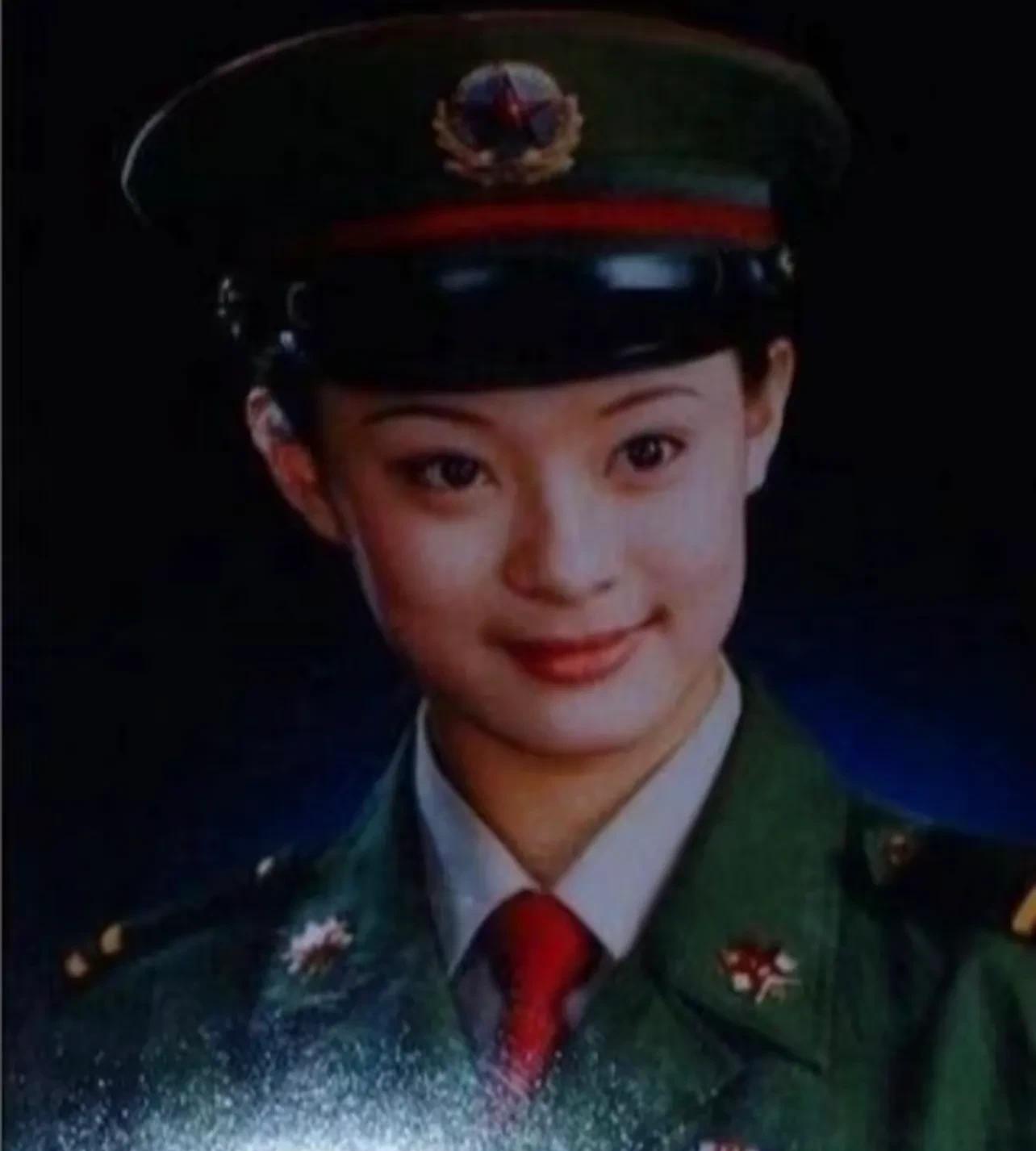 孙俪与上海文工团战友28年后再聚首，11人重温15岁入伍青春岁月