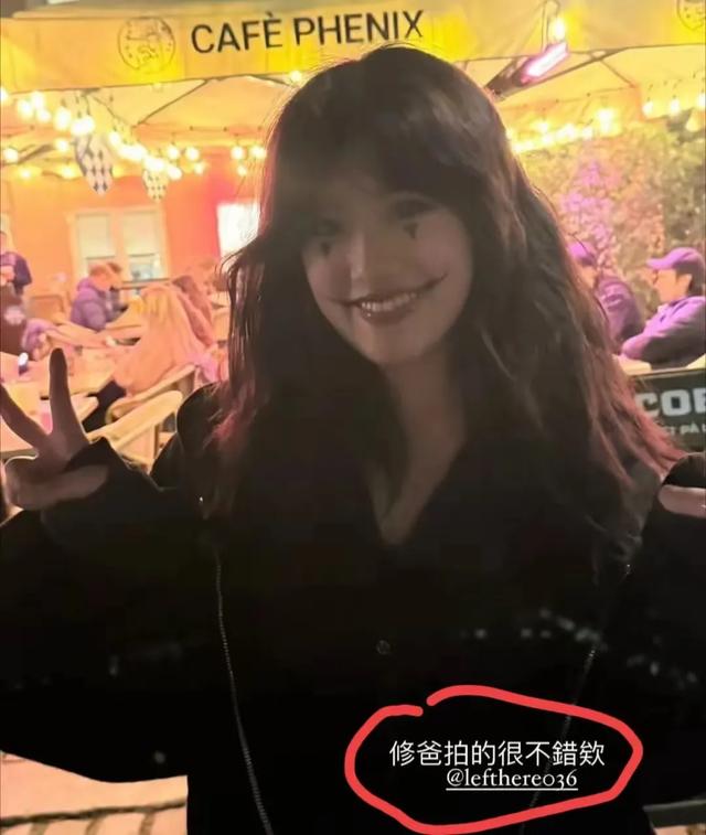 20岁梧桐妹和亲爸孙志浩越长越像,跟后妈去吃街边小吃相处融洽