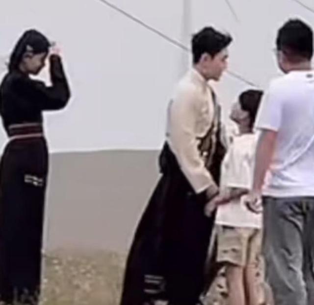 小玥儿与张兰不太熟!聚餐后奶奶主动拥她入怀,她双手僵硬放两旁