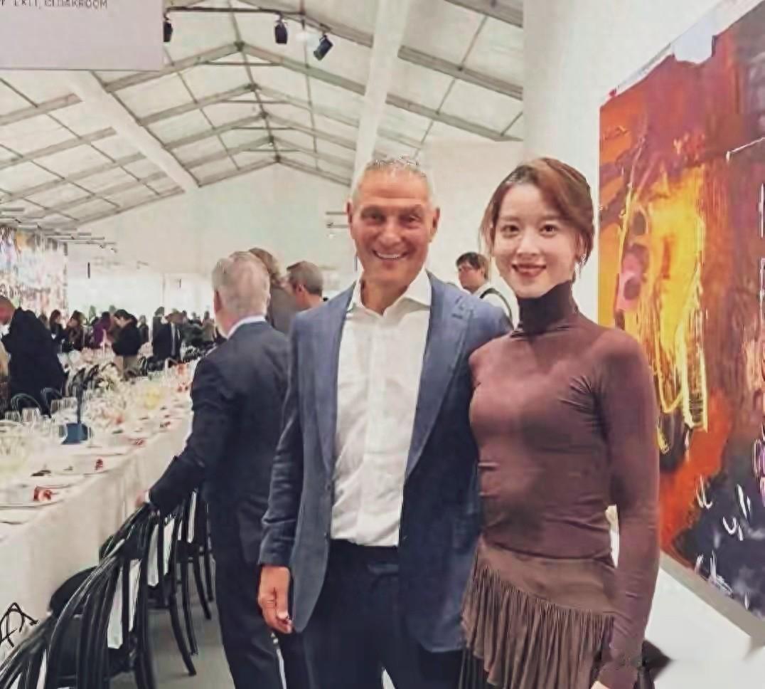 章泽天英国富商饭局形象坍塌，穿着潦草肋骨外翻引热议！