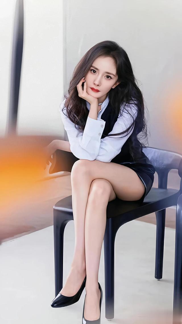 看了杨幂的美腿玉足,我信了她“腿精”称号