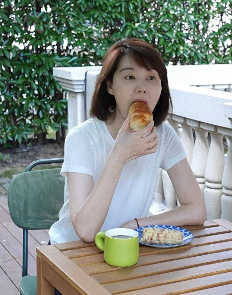 主持人王冠富豪老公罕见亮相，皮肤黑看着50多岁，夫妻同框像父女