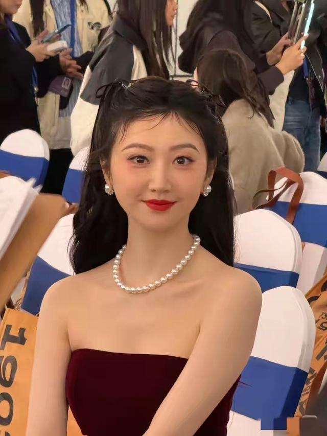 孔雀公主碰上开学季，是童话书里没写到的精彩篇章吧！景甜 美绝了