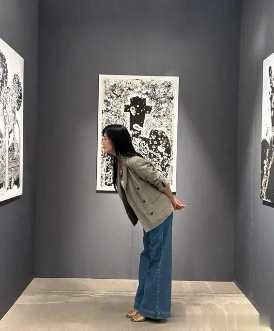 林熙蕾晒她亮相任达华画展时的照片，合照的人有任达华、邵美琪