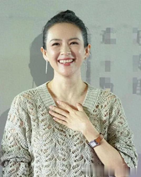 46岁章子怡增肥后大变样!穿针织衫+白裤好显贵,差点认不出!