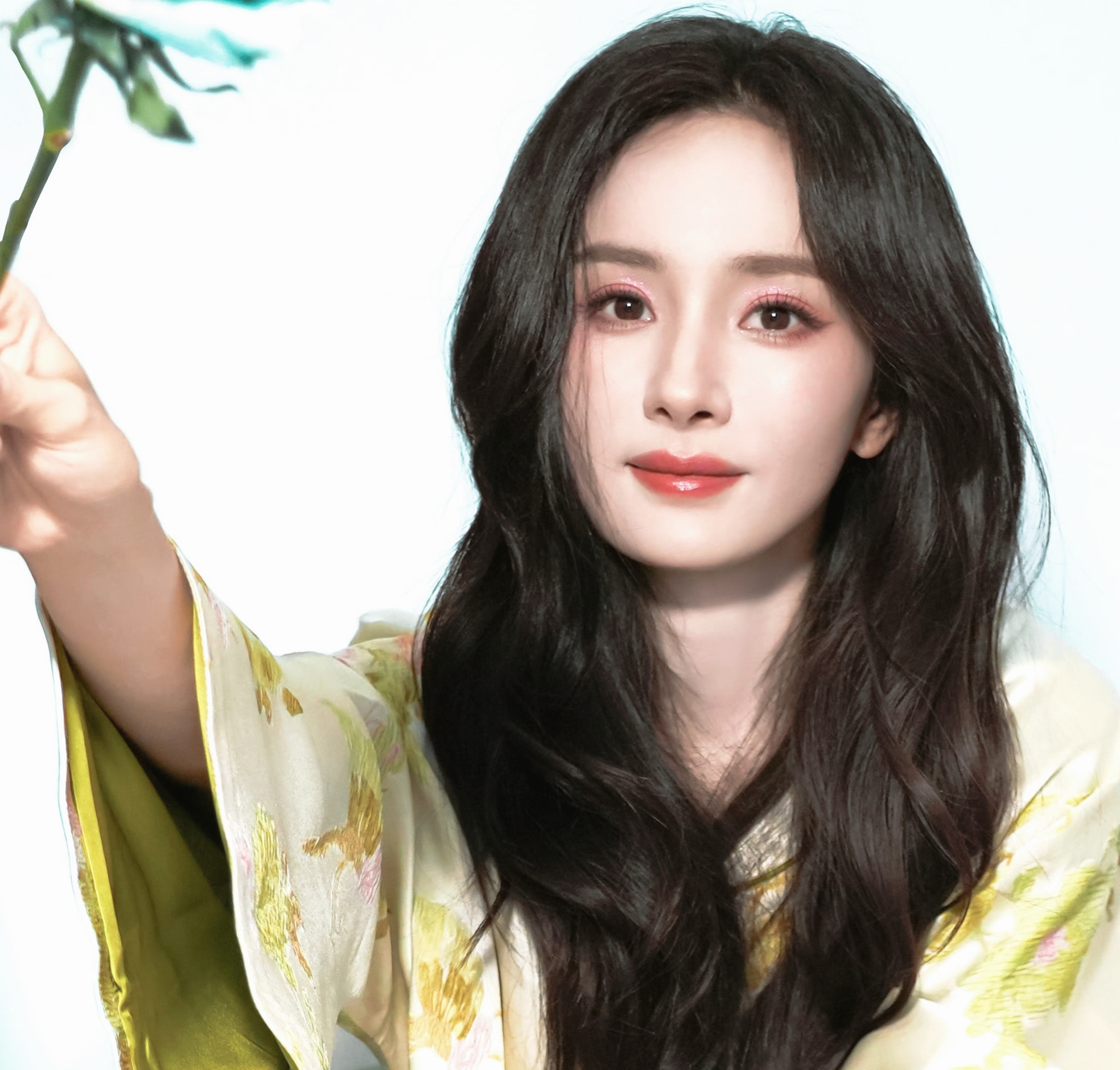 杨幂钟爱新中式，身穿绿色新中式外套，手拿玫瑰，好清新