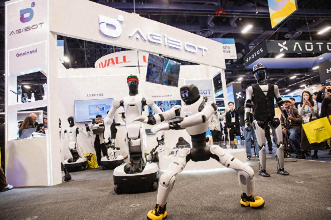 中國機器人組團出征CES，加速進化首日售出數十臺，魔法原子海外收入占比過半