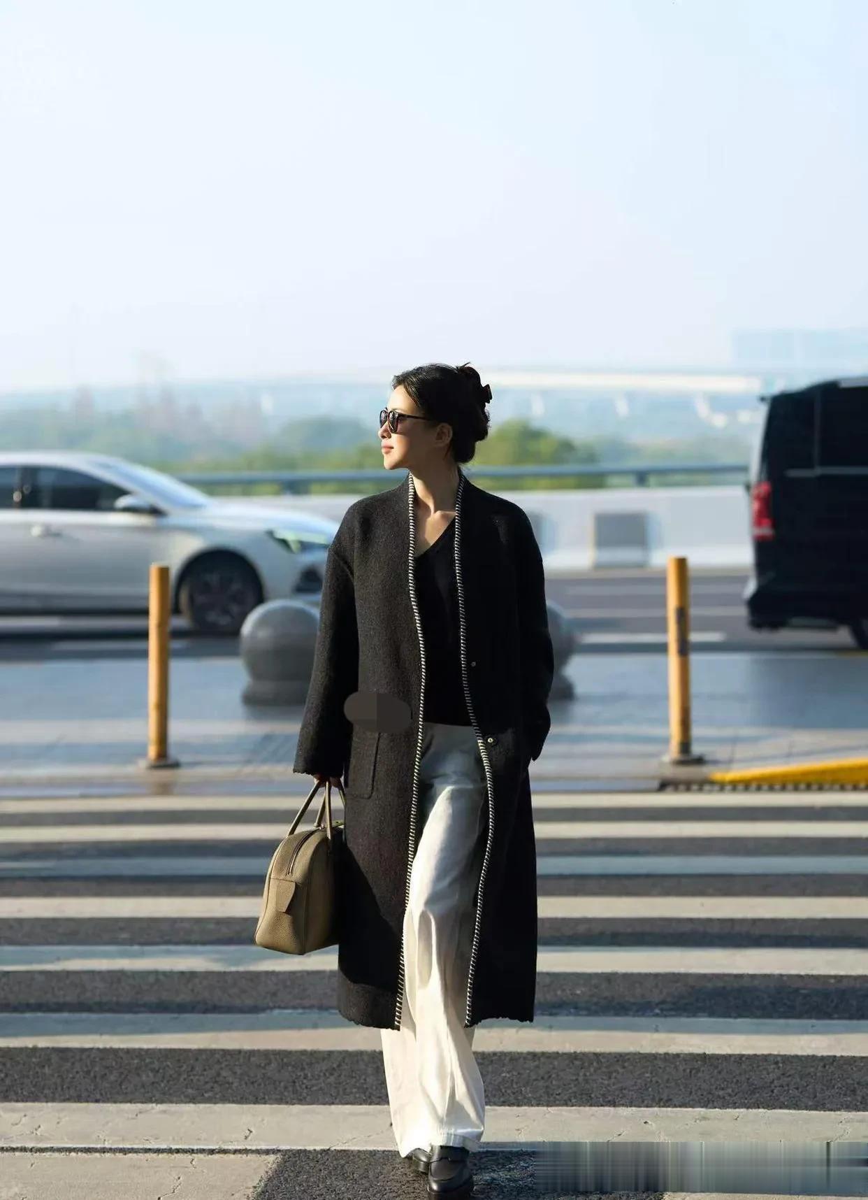 朱珠机场私服真高级！黑色大衣+白色阔腿裤+乐福鞋，时髦又洋气！