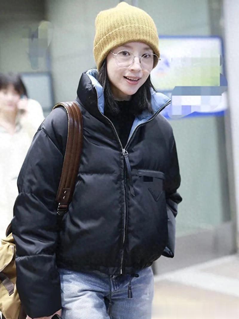 董洁不愧是穿搭高手！短款羽绒服+黑色毛衣+牛仔裤 时髦减龄又洋气
