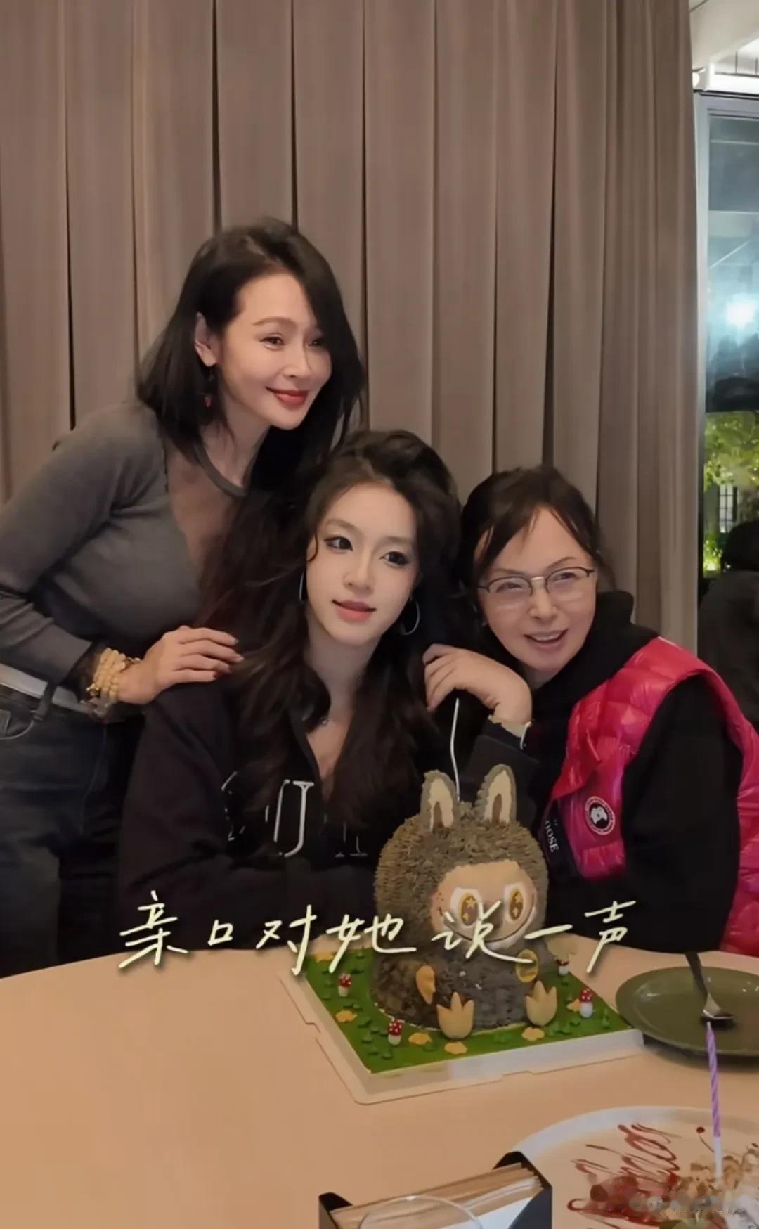 43岁于明加给女儿庆生，女儿比妈还美，嫁高管老公生俩女被宠成宝