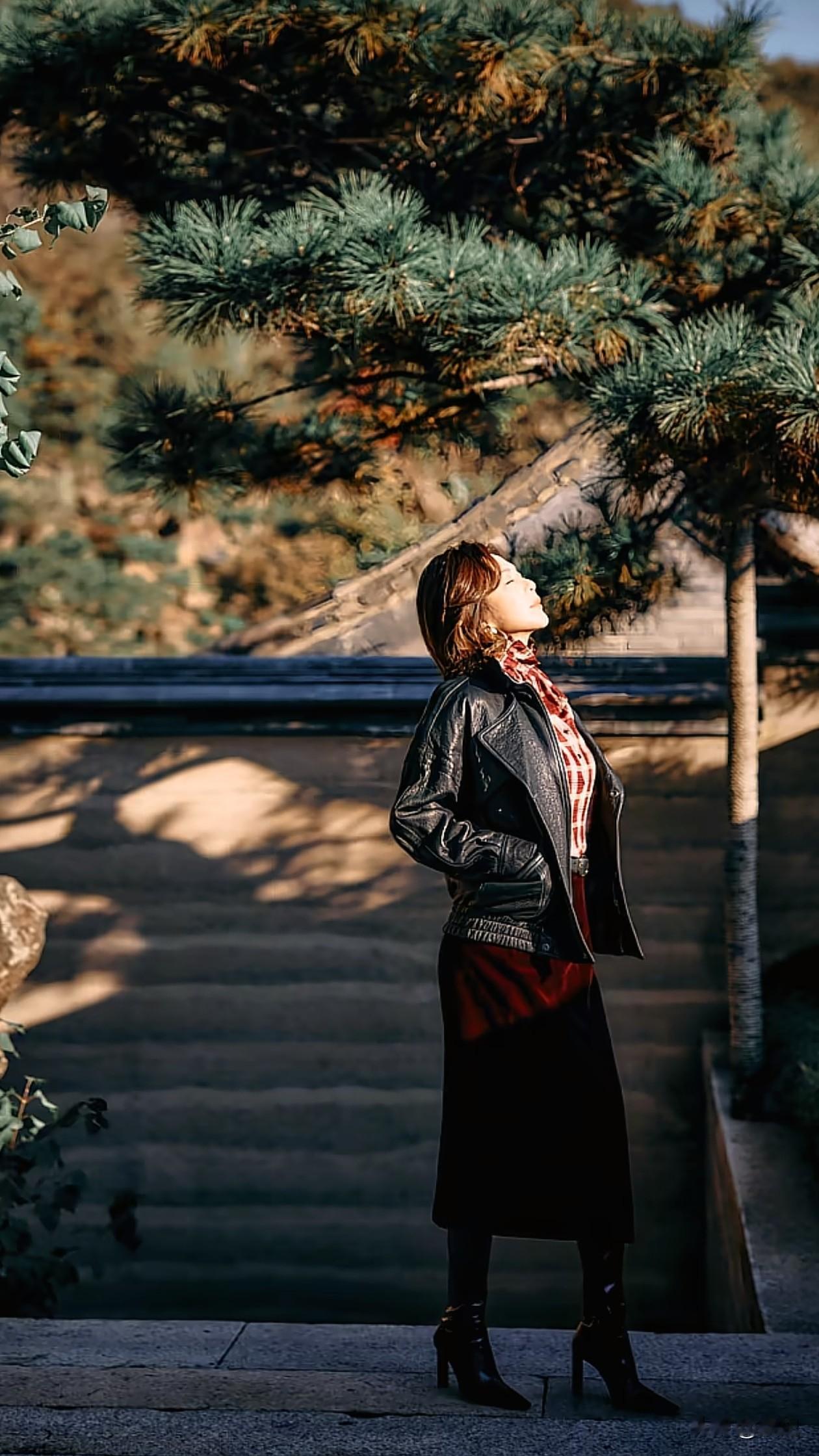 63岁关之琳初冬穿搭：大衣+半身裙+长筒靴，时髦又高级，像43岁