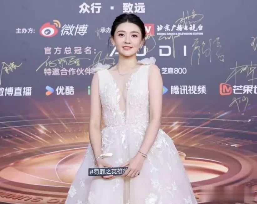 视界大会短剧演员好尴尬！走红毯扎堆不给镜头，后台跟明星分开坐