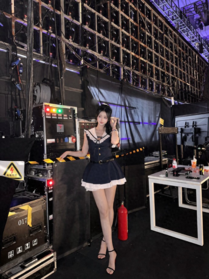 主持人娅鸽今日份上班美拍,短裙穿搭活力满满