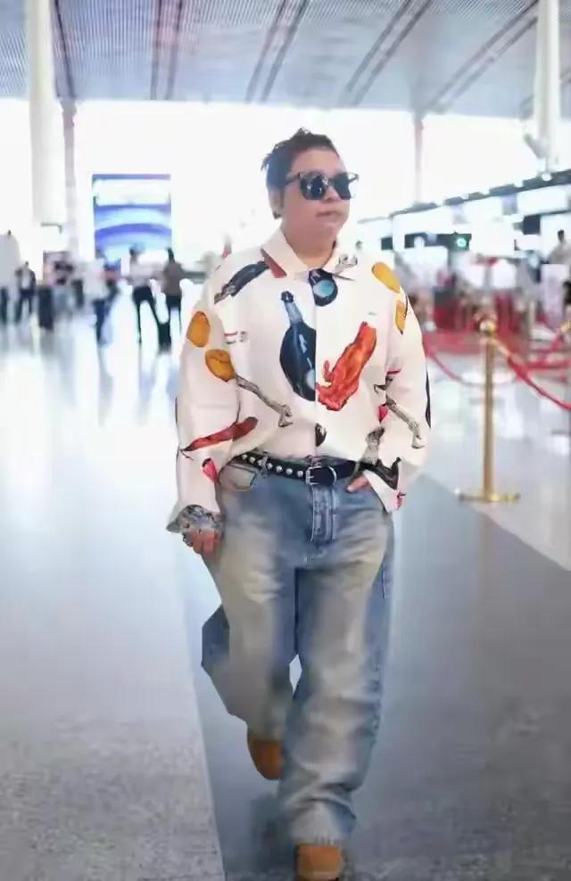 55岁韩红瘦后似换个人，穿花衬衫不丑，意外时髦年轻，气质拉风