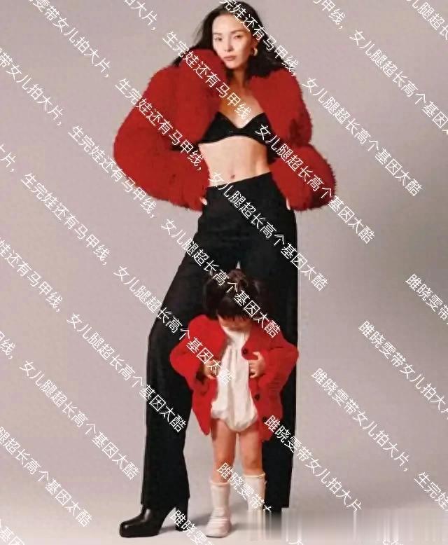 雎晓雯带女儿拍大片，生完娃还有马甲线，女儿腿超长高个基因太酷