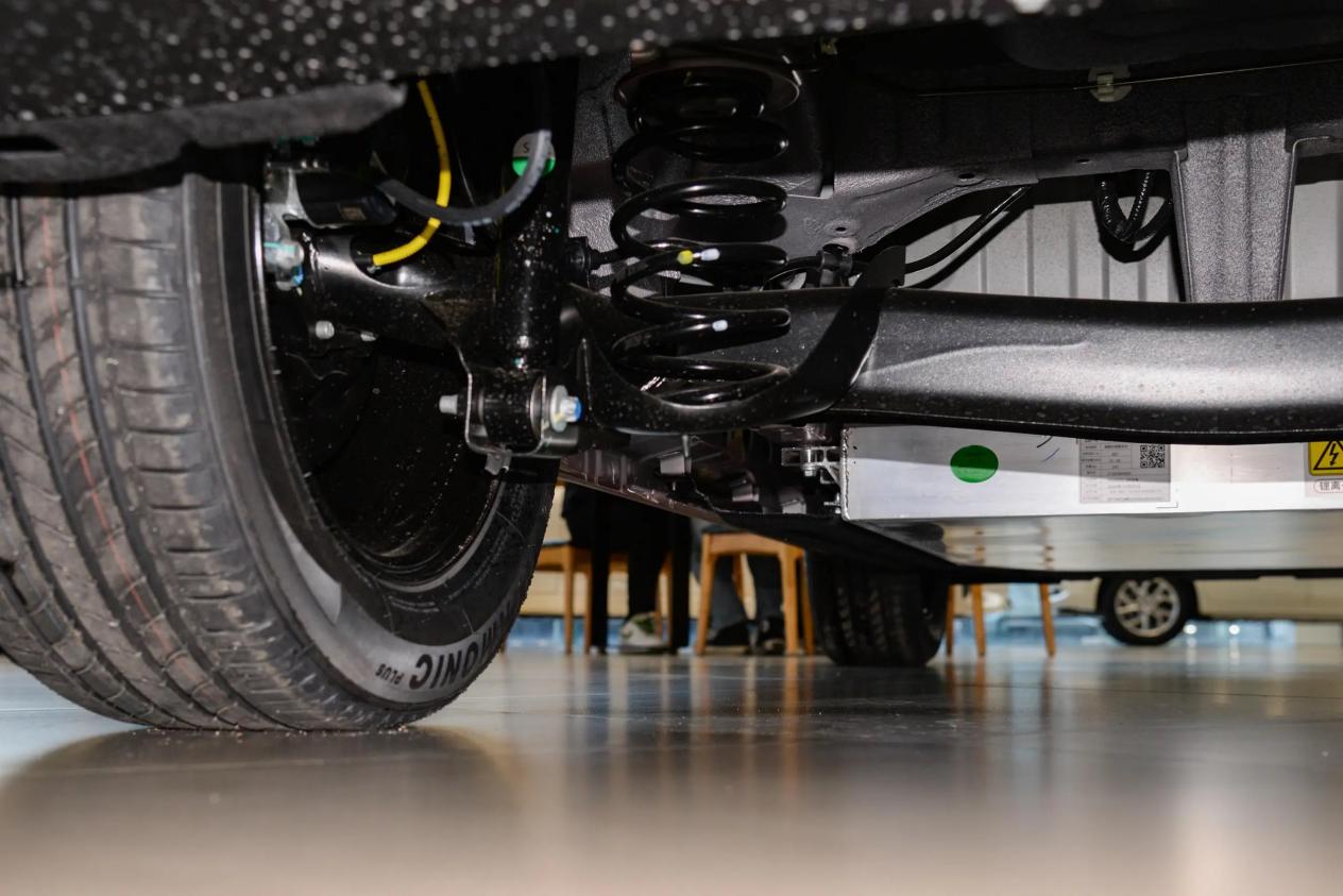 真香一口价6.78万，配无框门+5座，330km续航，这小车适合年轻人