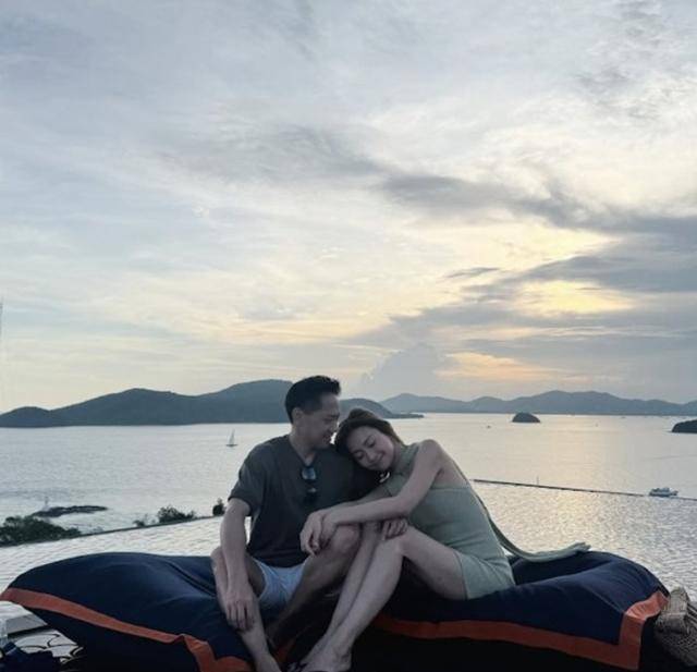 香港前组合成员如今成豪门阔太,地位稳固,代夫出席港交所敲钟